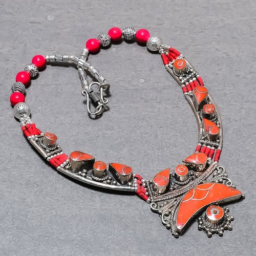 Collana corallo nepalese fatta