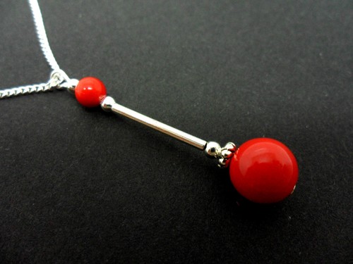Una bellissima collana con - ,